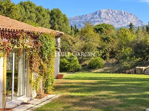 A vendre - Propriété de charme - Aix-en-Provence - Vue sur la Sainte-Victoire