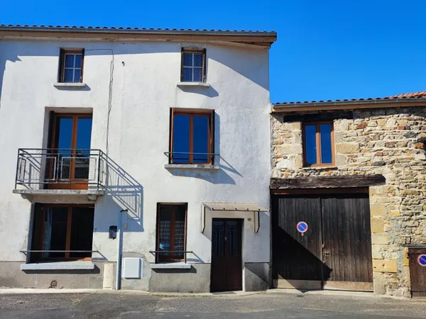 Maison de bourg avec grange attenante et fort potentiel!