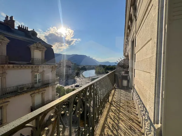 APPARTEMENT DE CARACTÈRE 113,76 m2 DERNIER ÉTAGE GRENO