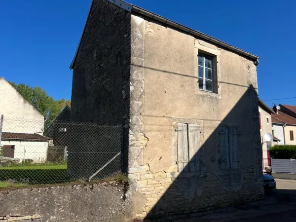 Maisonnette ancienne à rénover au coeur de Vars