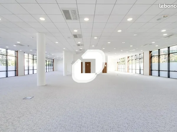 Bureaux 1 679 m²