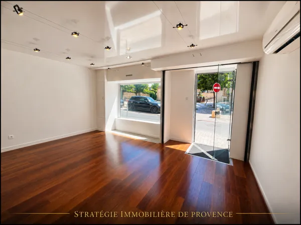 À VENDRE EN EXCLUSIVITÉ LOCAL COMMERCIAL EXCEPTIONNEL DE 33 m2 PLUS 16 M2 DE CAVE VOUTÉE EN PLEIN CO