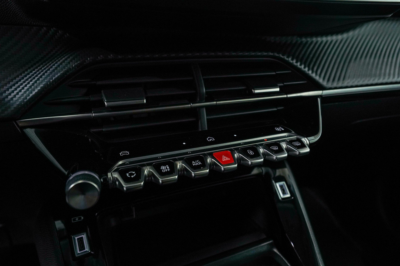 Peugeot 208 — photo 25
