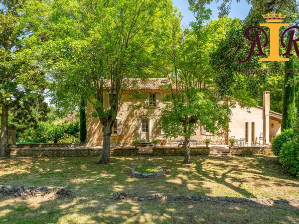 Authentique bastide provençale de charme sur un terrain paysag?