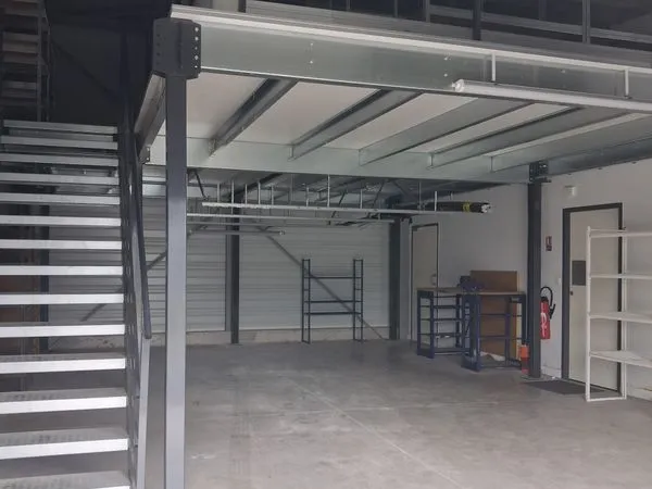 Bureau et espace de travail Location Saint-Étienne-de-Montluc  125m² 810€