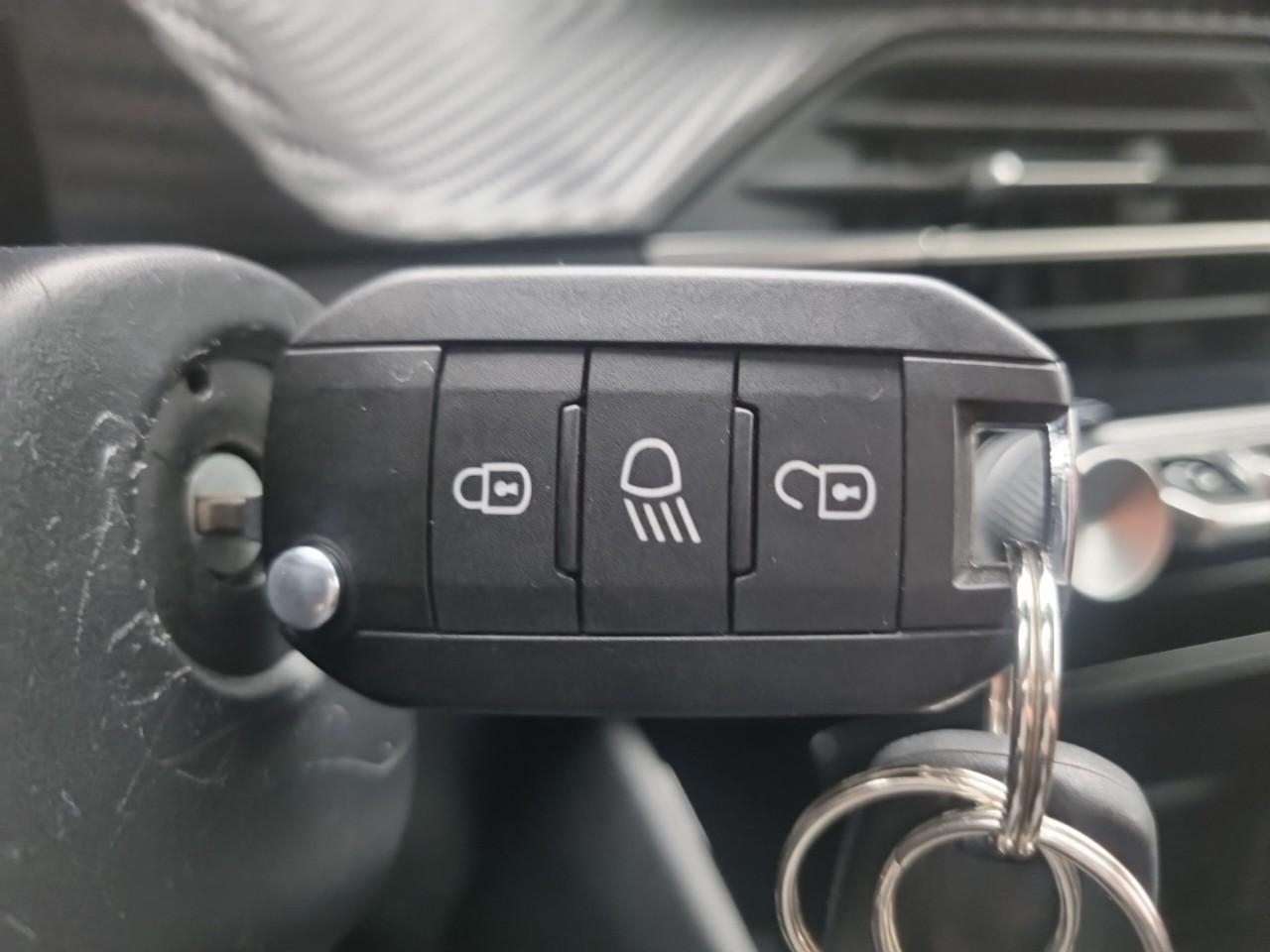 Peugeot 208 100 s&s bvm6 style — photo 21