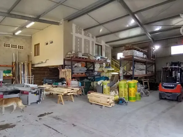 A VENDRE à CONTRES, Entrepôts + Bureaux et Logement