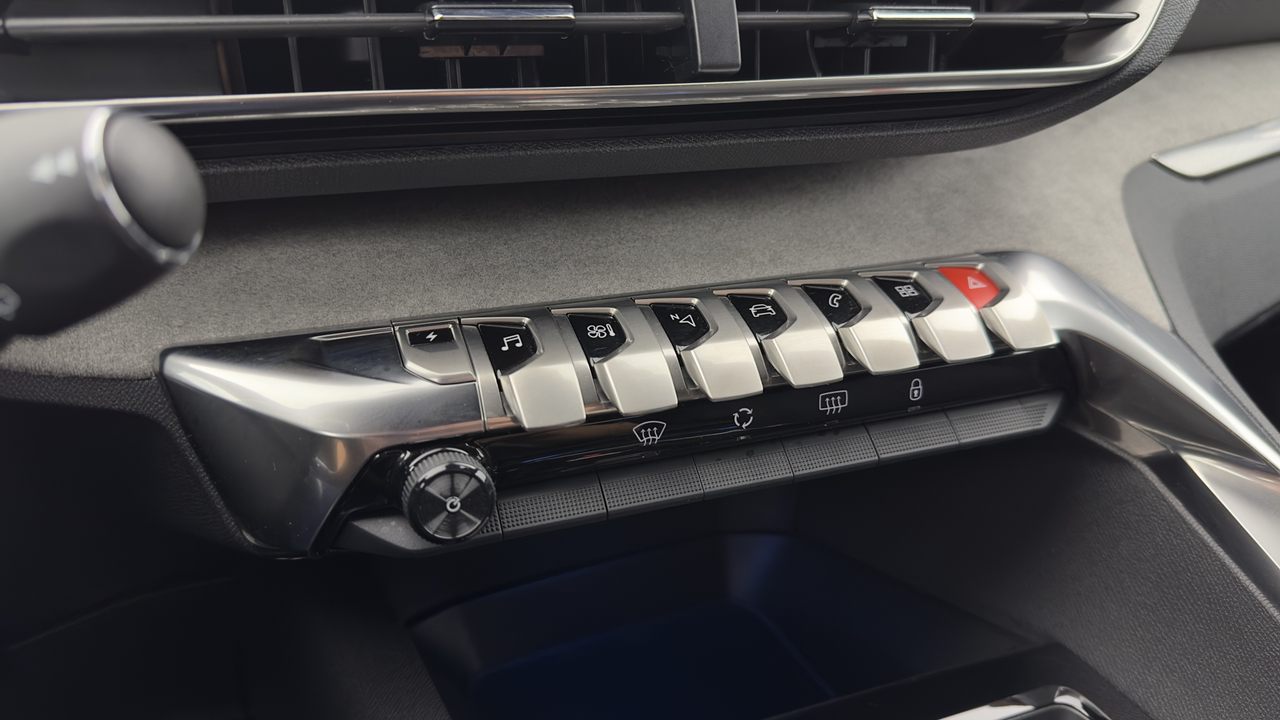 Peugeot 3008 Hybrid 225 e-EAT8 — photo 27
