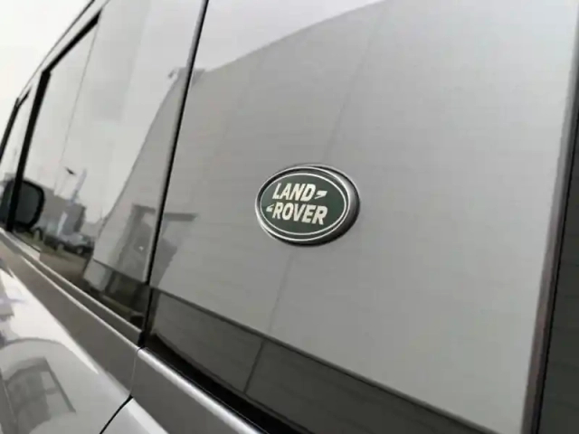 Land Rover Defender 110 2.0 p400e x-dynamic se — photo 8