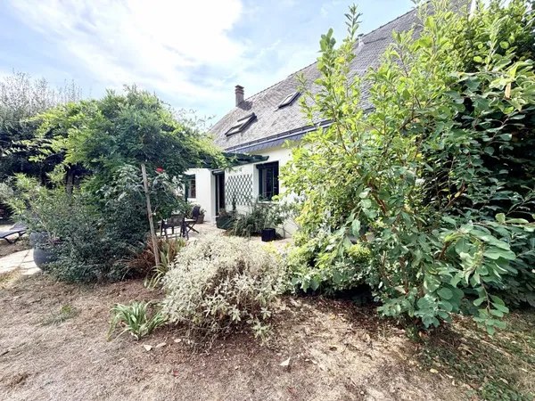 BOUCHEMAINE Maison familiale de 166 m² sur parcelle arborée d'environ 700 m²