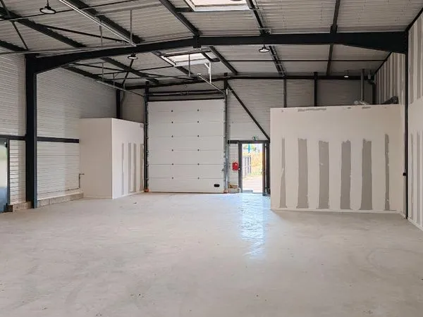 Local 195 m² SAVIGNE L EVEQUE