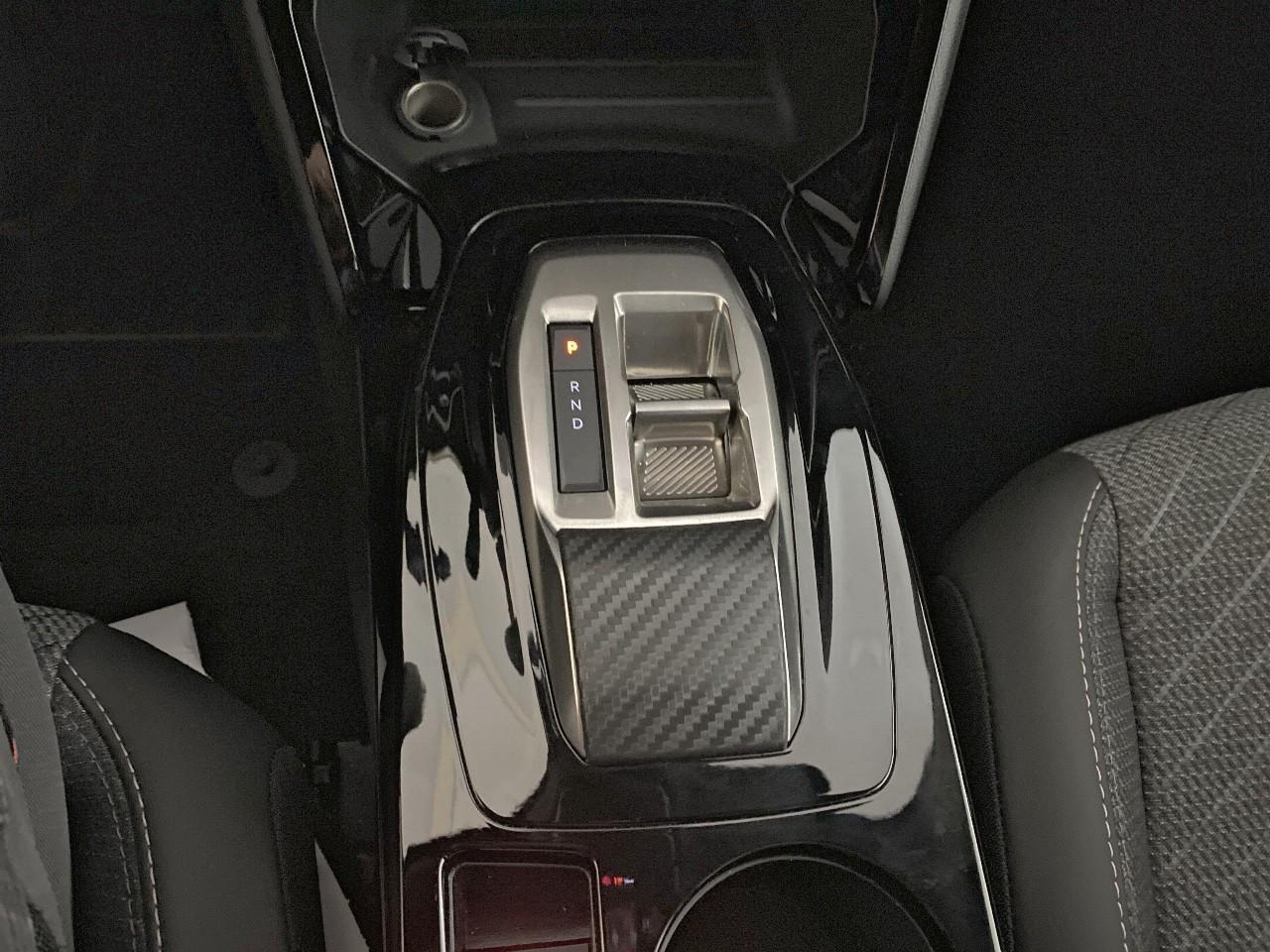 Peugeot 2008 hybrid 145 ch e-dcs6 allure — photo 17