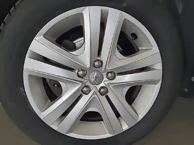 Peugeot 2008 puretech 130ch s&amp;s bvm6 — photo 13