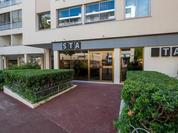 Beaulieu-sur-Mer - Local commercial de 90 m² avec quatre vitrines