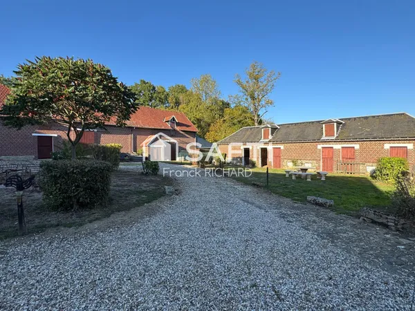 Corps de ferme avec dépendances, 8 300 m² de terrain et possibilité d'acquérir 3,1 hectares suppléme