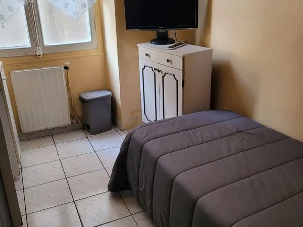 Chambre meublée