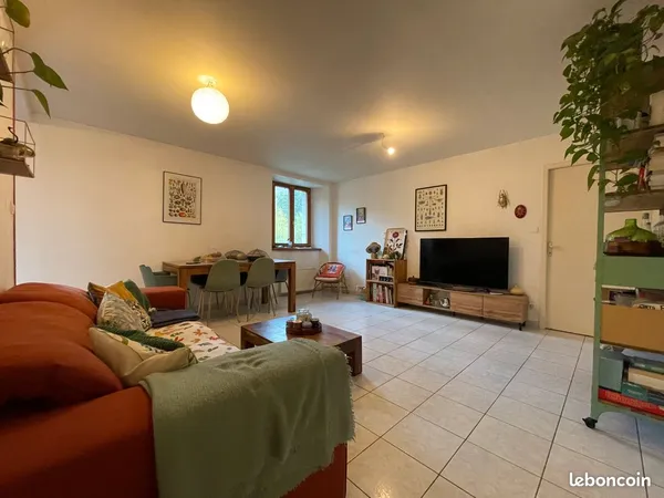 Loue F3 de 63 m2 au premier étage dans une petite copropriété calme à 2 minutes en voiture de la fro