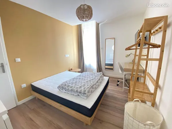 Chambre 8 pièces 15 m²