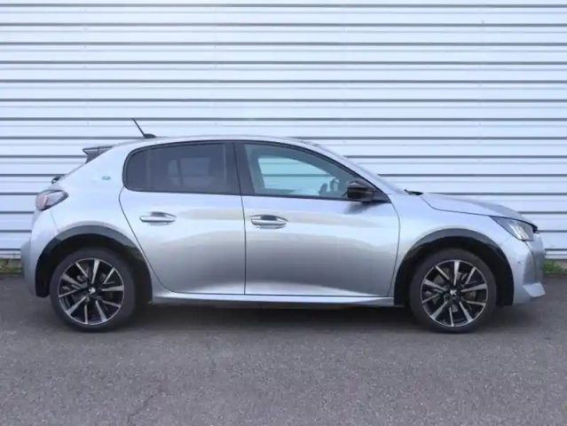 Peugeot 208 e- 136ch gt — photo 4