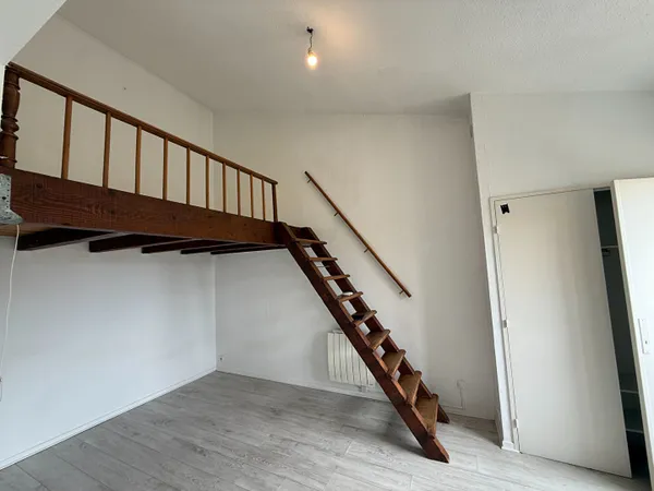 Appartement Avignon intra muros quartier raspail,32 m2, en mezzanine, cave et place de parking, bail