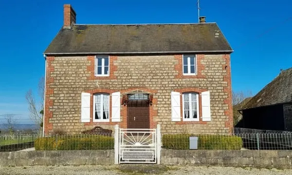 Maison individuelle de caractère en pierre, rural, 3 chambres et 4 dépendances, située sur un terrai