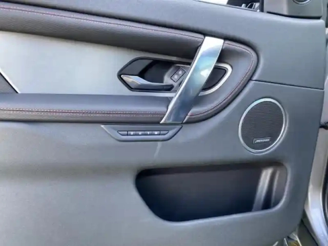 Land Rover Discovery Sport p300e r-dynamic se awd bva mark vi — photo 11
