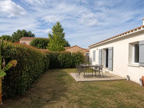 Loue maison au calme, 2 chambres, meublée avec jardin privatif, proche commerces