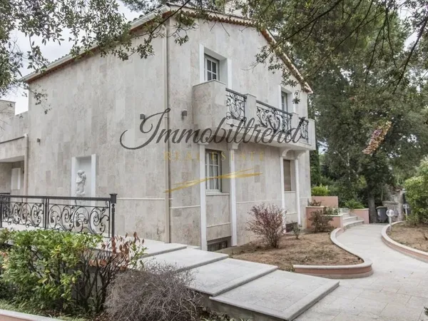 Villa 8 pièces 380 m²