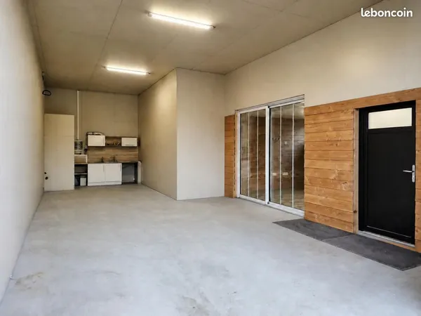 Entrepot, atelier, Bureau, 75m², isolé, eau, éléctricité, wc