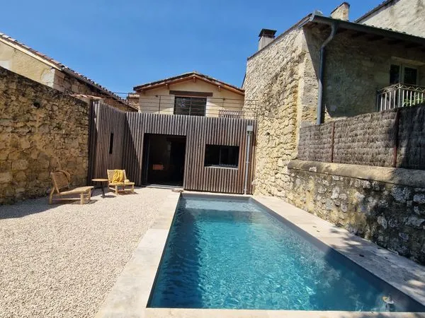 Local commercial coeur de Fourcés - clim, accès berges, cour privée avec bassin...