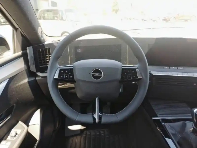 Opel Astra 1.2 turbo 130 ch bvm6 — photo 9