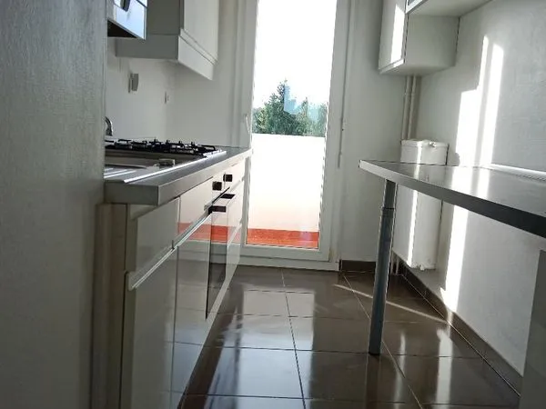 4 pièces refait à neuf, traversant lumineux 75 m² sans frais d'agence. Situé au 8 ème étage avec asc