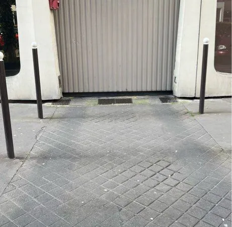 Large place de parking