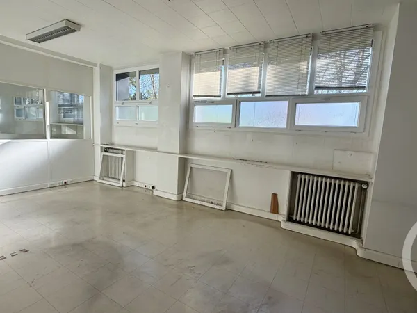 Local professionnel 1 pièce 178 m²
