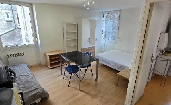 J : Studio meublé 27m², hypercentre, internet, électricité
