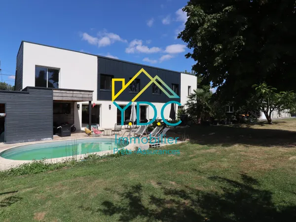Propriété de caractère avec terrain constructible, dépendanc