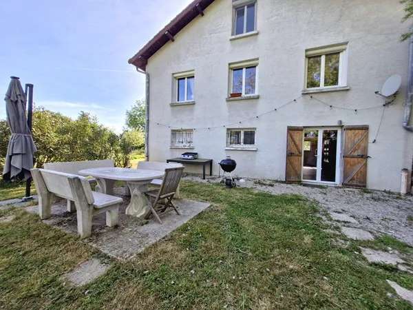 Propriété composée de 2 habitations à proximité de toutes les commodités entre Cuiseaux et Saint-Amo