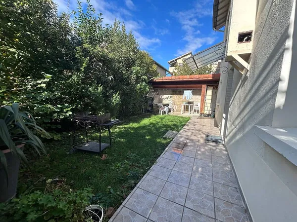 Maison, composée de deux appartements vendues louer - Guillerand Granges
