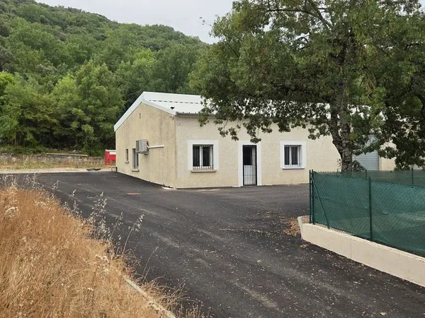 Entrepot de 100m² + bureau climatisé