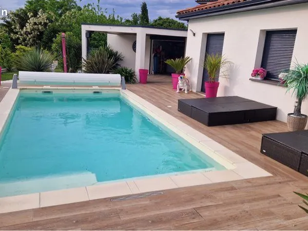 Villa contemporaine avec dépendances