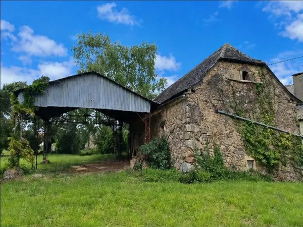 Située sur les hauteurs de Compolibat dans un petit hameau à 6km de Lanuéjouls, 20mn de Villefranche