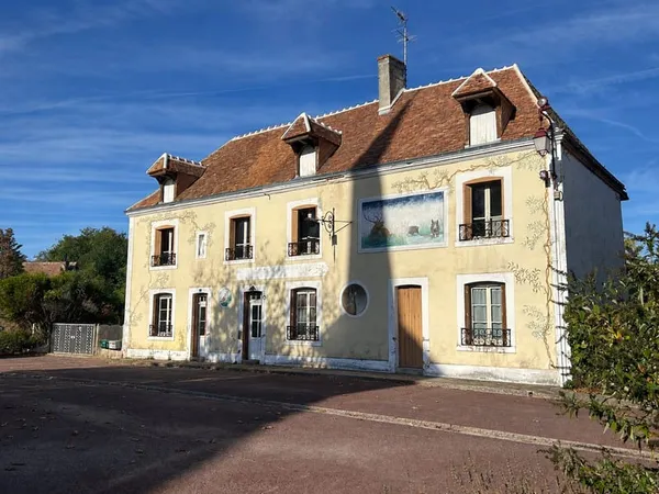 Ancienne auberge 17ème avec dépendance, jardin - Travaux à prévoir