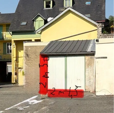 Grand garage