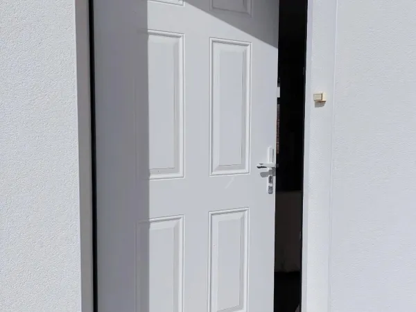 Maison de plain pied avec garage et jardin, au calme.
