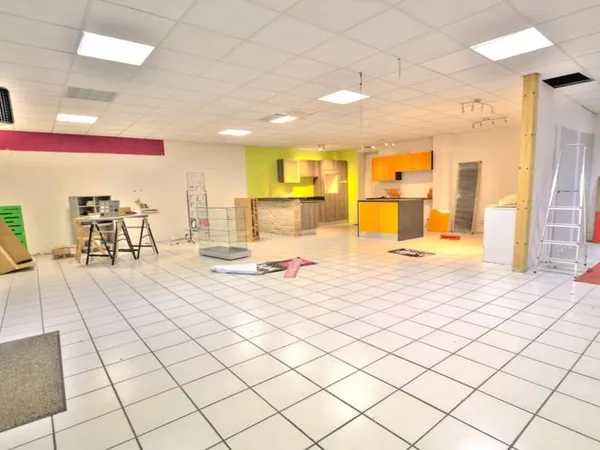 Bagneres de Luchon. Murs commerciaux en zone commerçante