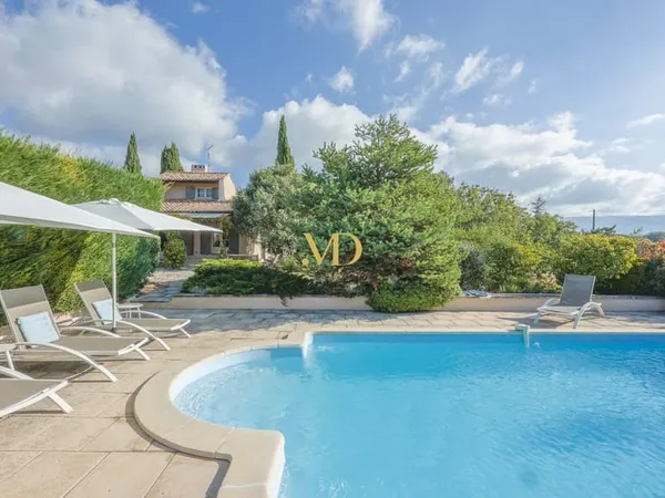 Belle maison avec jardin et piscine