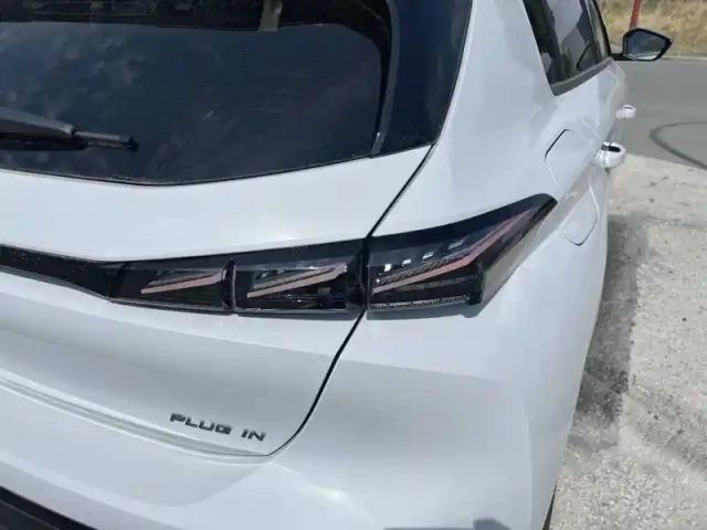 Peugeot 308 plug-in hybrid 195 ch e-dcs7 — photo 17