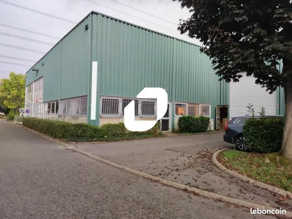 Local bureaux 2 106 m²