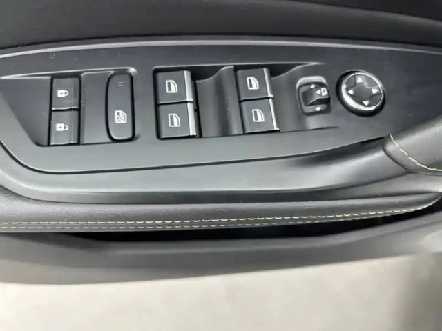 Peugeot 308 sw phev 225 e-eat8 — photo 18