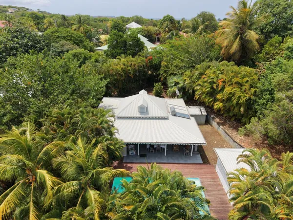 Maison 2 chambres + bungalow sur grand terrain arboré avec piscine